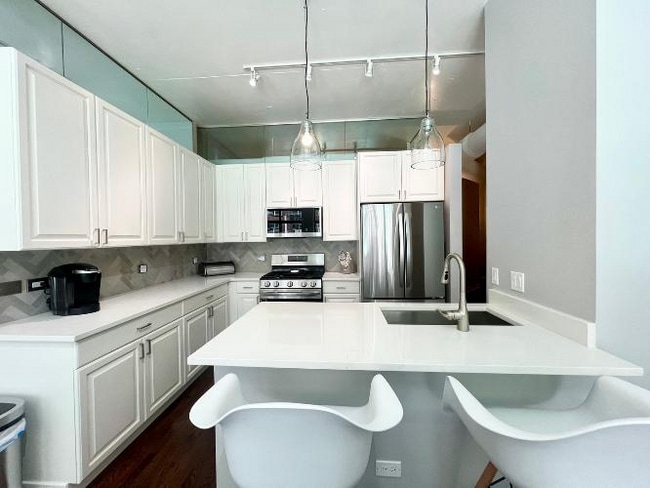 Building Photo - 910 W Madison St