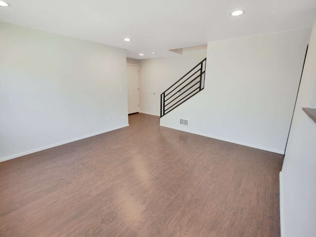Building Photo - Rare Edmonds duplex now available! This side-by-side townhome-style unit features 2 bedrooms, 1.5...