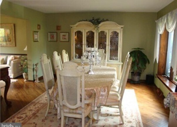 Living room - 12 Brentwood Plz
