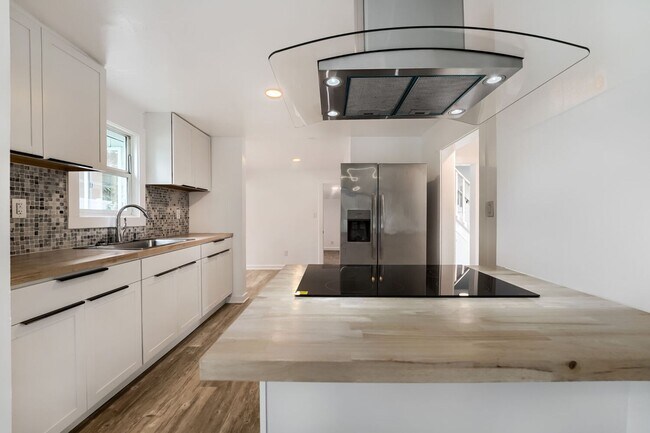 Building Photo - Bright & Charming 2bed/1bath + Den Home in Tacoma!