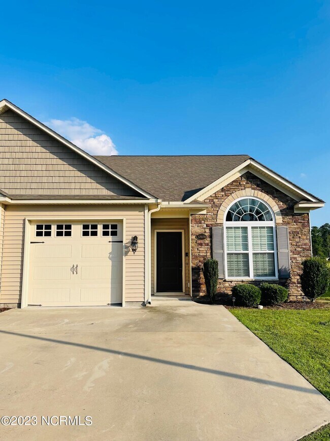 3707 Nantucket Rd, Greenville, NC 27834 Townhome Rentals in