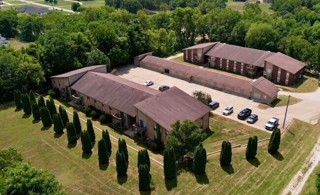 Building Photo - 2 bedroom one bath at Cedar Hills in Ozark!  Internet, water, sewer and Trash Included