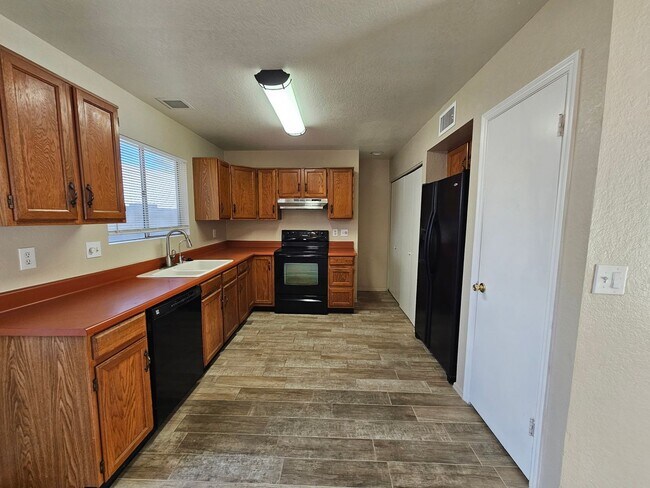 Foto del edificio - PATIO HOME 3 BED 2 BATH MCKELLIPS AND HORN...