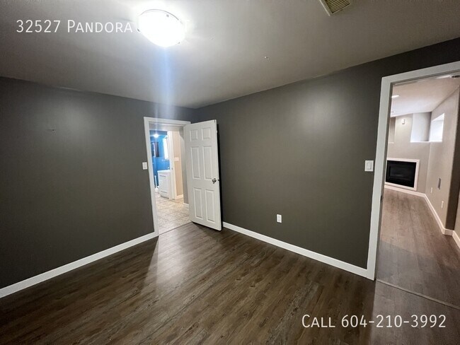 Building Photo - Spacious Suite-Great Price!