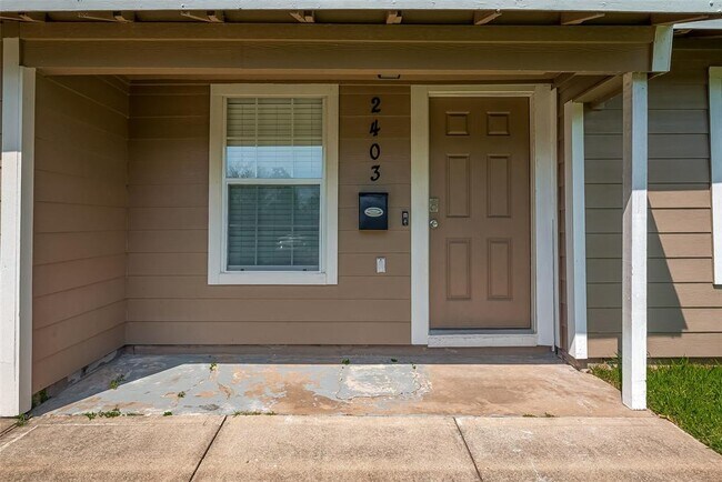 Building Photo - 2403 Huntington Dr