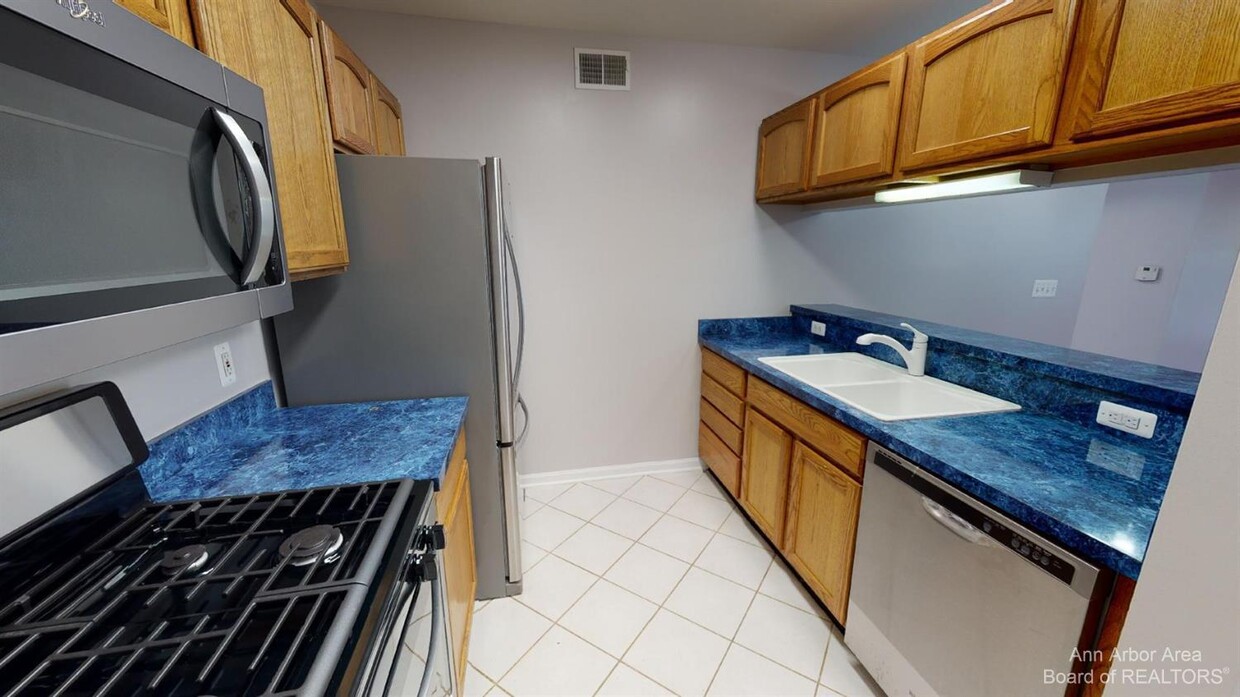 Primary Photo - 2666 S Knightsbridge Cir