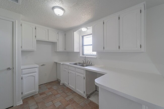 Building Photo - Edmond home
