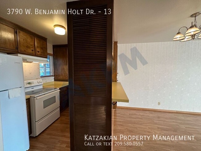 Building Photo - Downstairs Lakefront 2-Bedroom 2-Bath Nort...