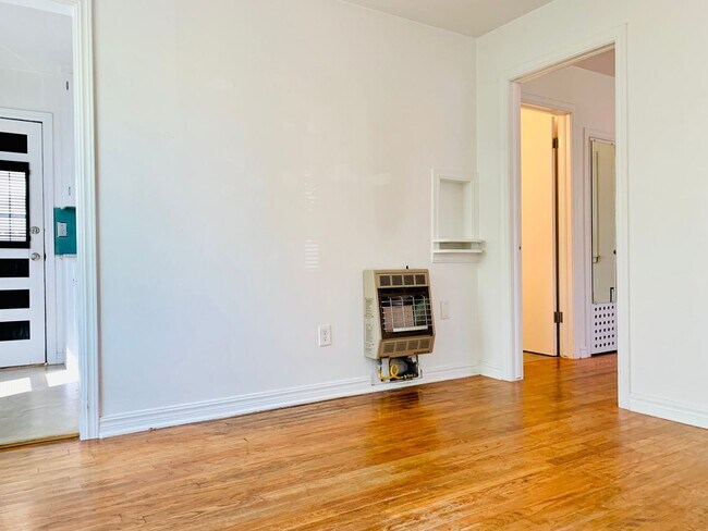 Building Photo - MOVE-IN SPECIAl: Charming 1BD 1BA Cottage ...
