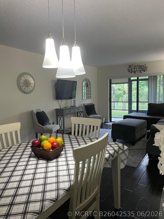 Foto del edificio - 7879 Willow Spring Cir N