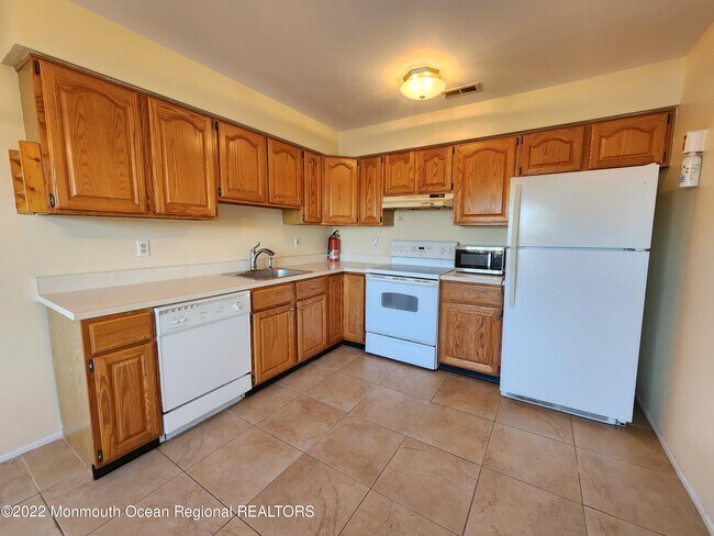 Building Photo - 420 Beachway Ave