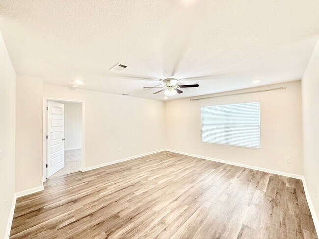 Foto del edificio - 4-Bedroom Home - Community Park/Splash Pad