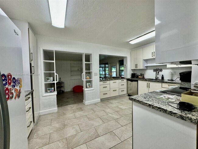 Building Photo - 9951 Dominican Dr