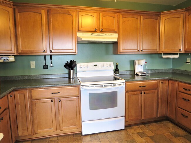 Kitchen with electric stove - 696 Township Road 218