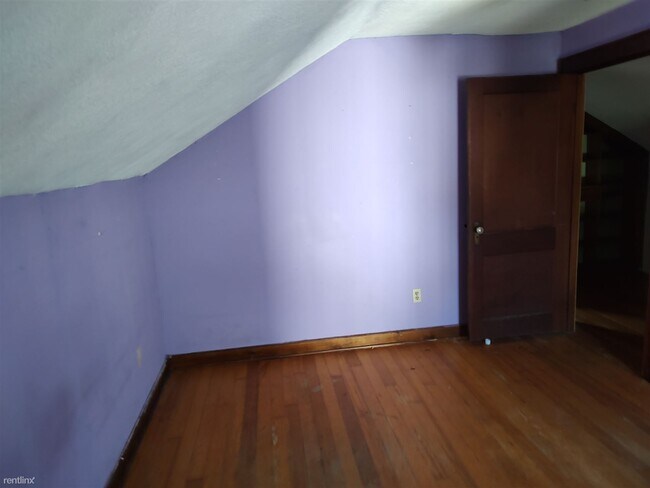 Building Photo - 3 br, 1 bath House - 52 Front Street