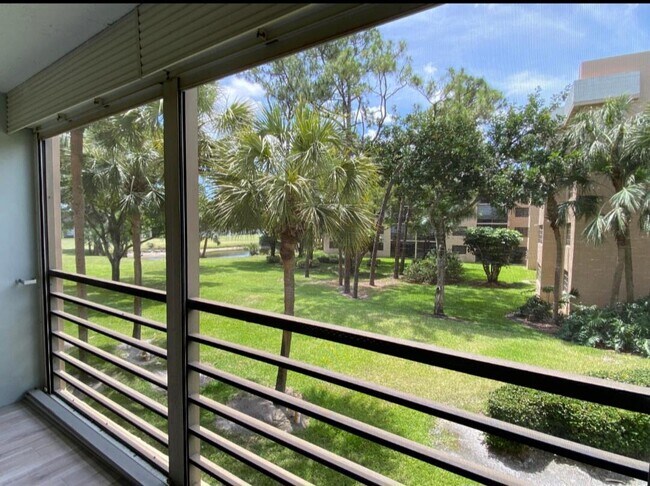 Foto del edificio - 4700 Lucerne Lakes Blvd W