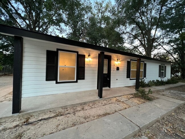 Building Photo - ***Pre-Marketing*** Remodeled 3-Bedroom Ho...