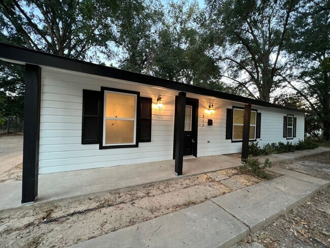 Foto del edificio - ***Pre-Marketing*** Remodeled 3-Bedroom Ho...