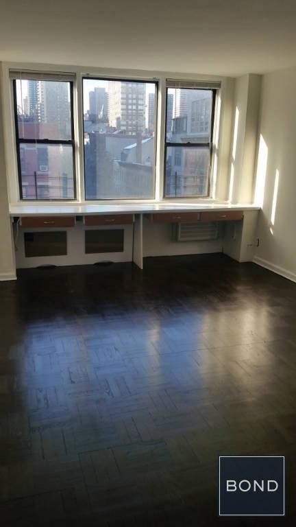 Building Photo - 500 E 87th St