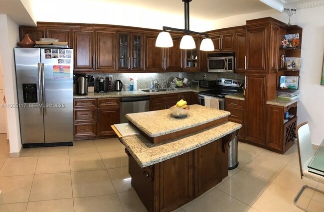 Foto del edificio - 19390 Collins Ave