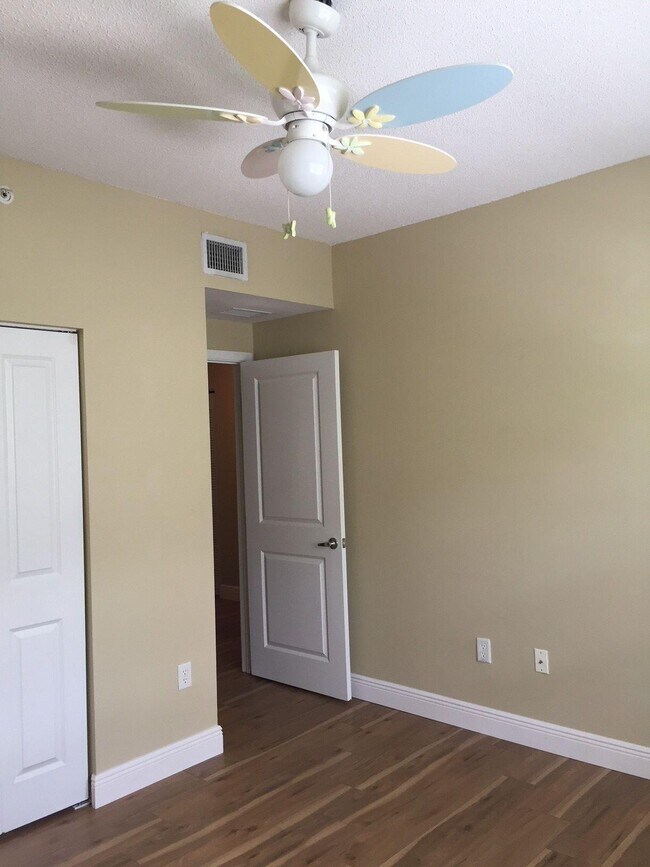 Foto del edificio - 5960 W Sample Rd