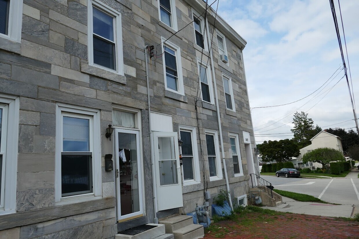 Building Photo - 540 Spring Mill Ave