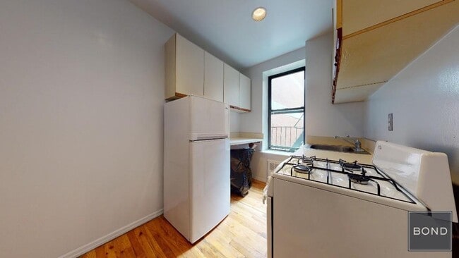 Building Photo - 415 E 73rd St