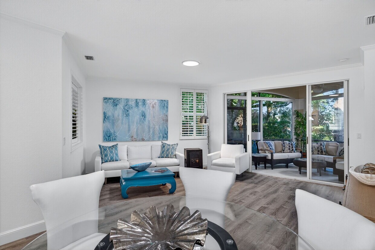 Foto principal - 8390 Excalibur Cir