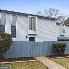 Building Photo - 291 Country Club Dr