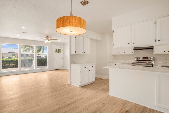 Foto del edificio - "Charming Newly Remodeled 4-Bed Oasis Touches in St. George – 1528 Sq Ft of Comfort!"
