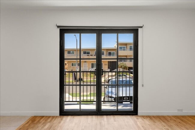 Building Photo - 652 Hayworth Ave