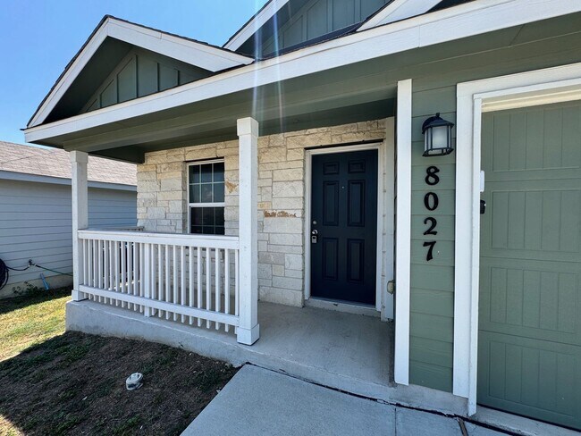 Building Photo - Move-In Ready Modern Home with Open Layout...