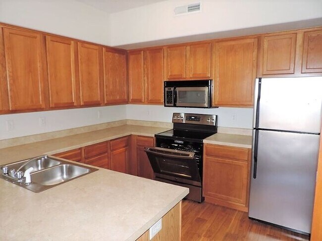 Foto del edificio - $1,300 | 2 Bedroom, 1 Bathroom Condo | Pet...