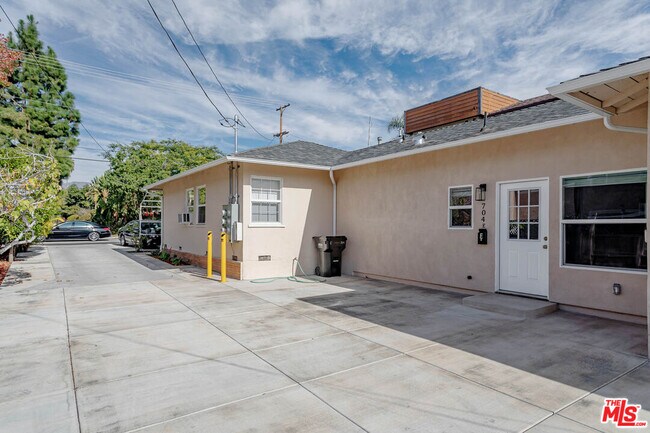 Foto del edificio - 704 E Acacia Ave