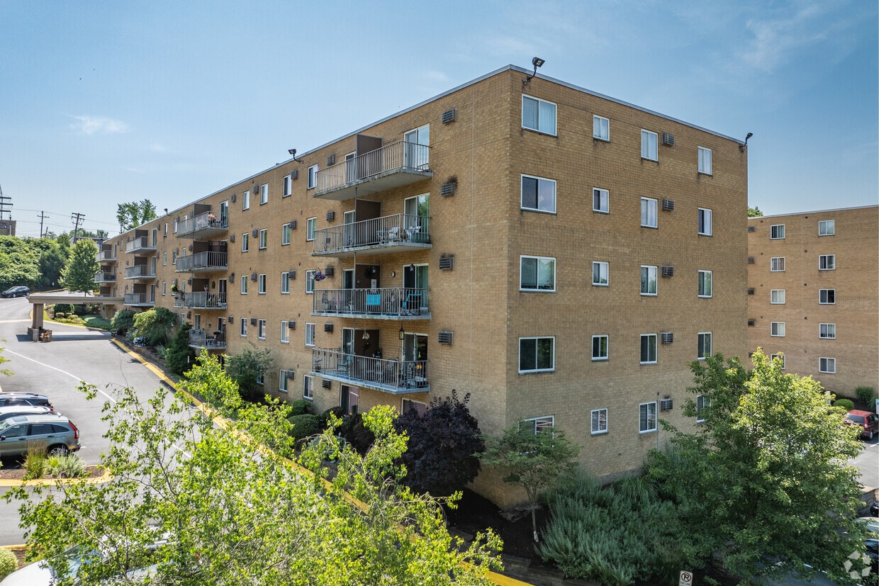 Primary Photo - Chateau Perry