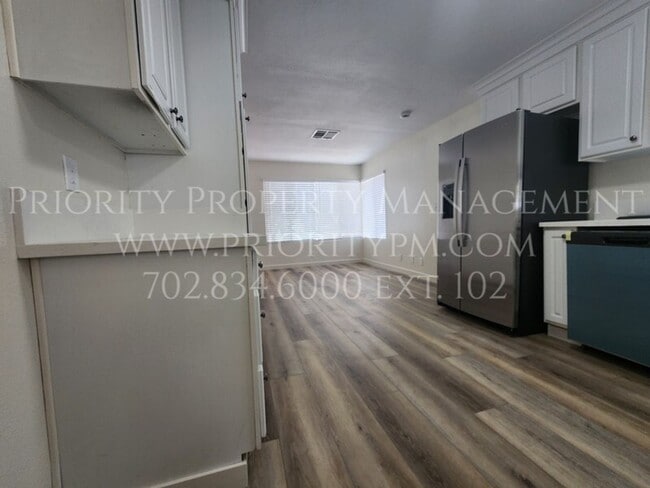 Foto del edificio - GREAT 3 BEDROOM SINGLE STORY IN THE SOUTHW...