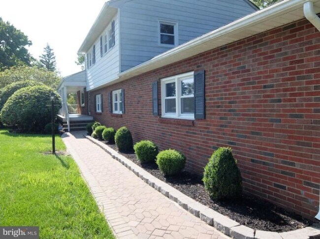 Building Photo - 12 Shady Brook Ln