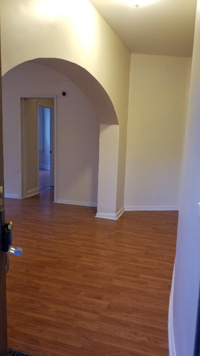 entrance into property - 3024 Montana Ave