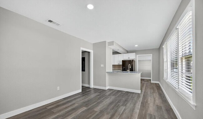 Building Photo - 5202 Birkenhead Rd