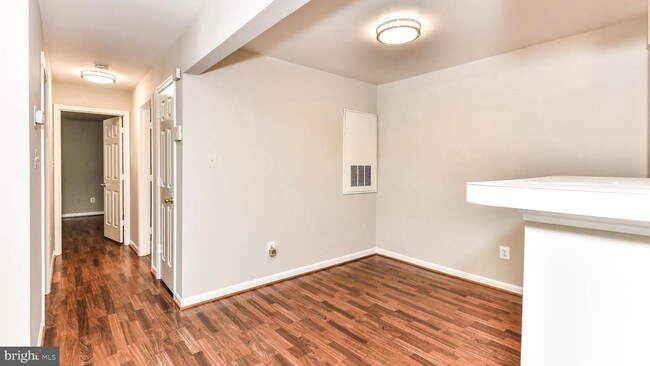 Foto del edificio - 2221E Lovedale Ln