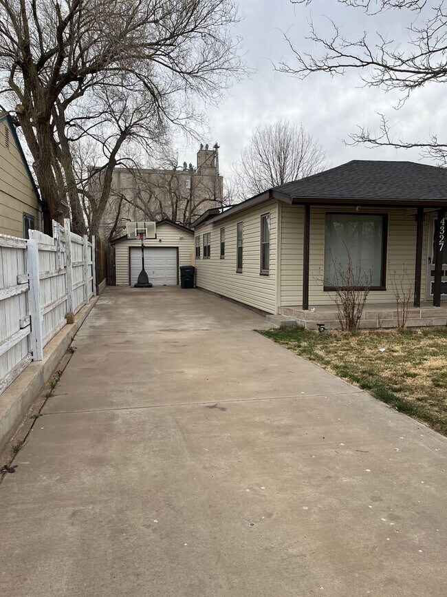 Foto del edificio - 3bedroom with outside studio in the back c...
