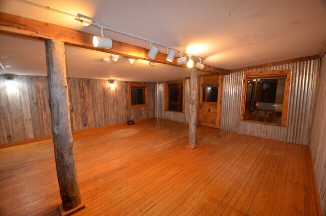 Foto del edificio - Studio! Great Light and Yard! Pets are negotiable!