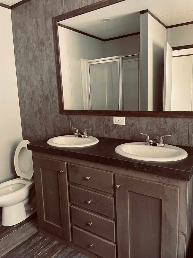 Foto del edificio - 1800 N Live Oak St