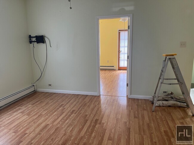 Foto del edificio - Spacious Two Bedroom with Balcony in Astor...