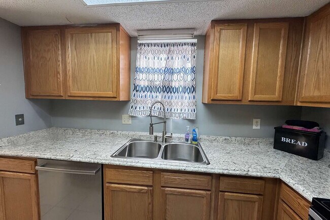 Building Photo - Modern Townhome in Central Orange Park – Q...