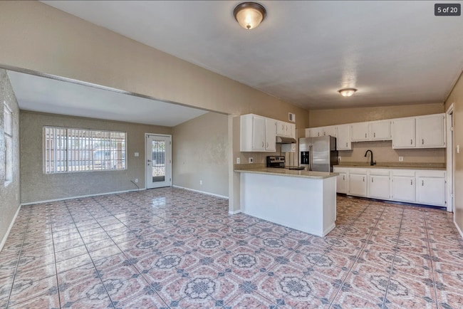 Building Photo - 2430 W Glenrosa Ave