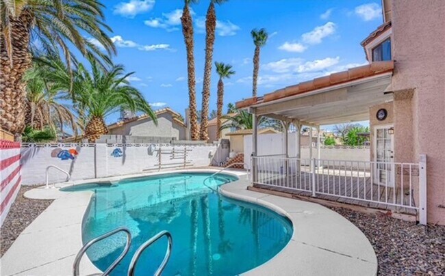 Foto del edificio - STUNNING 4 BEDROOM 3 BATH, 2 STORY HOME WI...