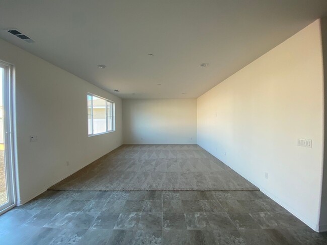 Building Photo - Like New Menifee 4 Bedroom Home