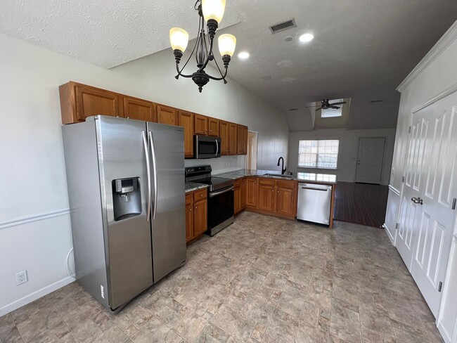 Building Photo - Nice 3 Bedroom 2 Bath plus Bonus Room in M...