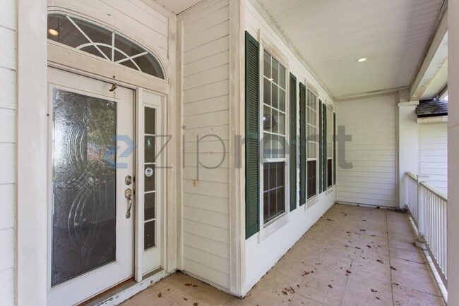 Foto del edificio - 168 Oak Common Ave